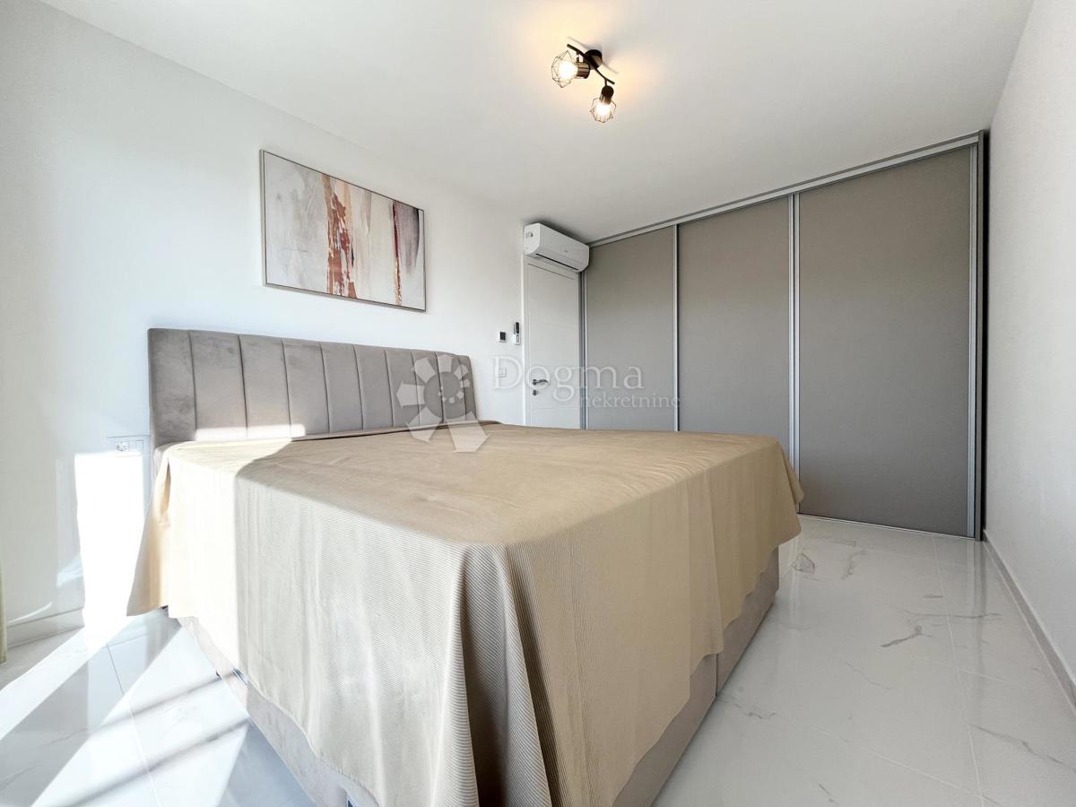 NOVIGRAD, APARTMA Z 2 TERASAMA IN 360° POGLEDOM
