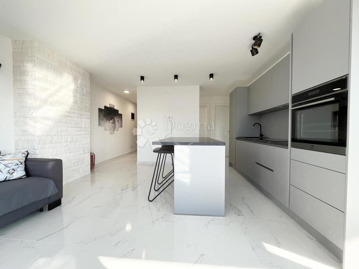 NOVIGRAD, APARTMA Z 2 TERASAMA IN 360° POGLEDOM