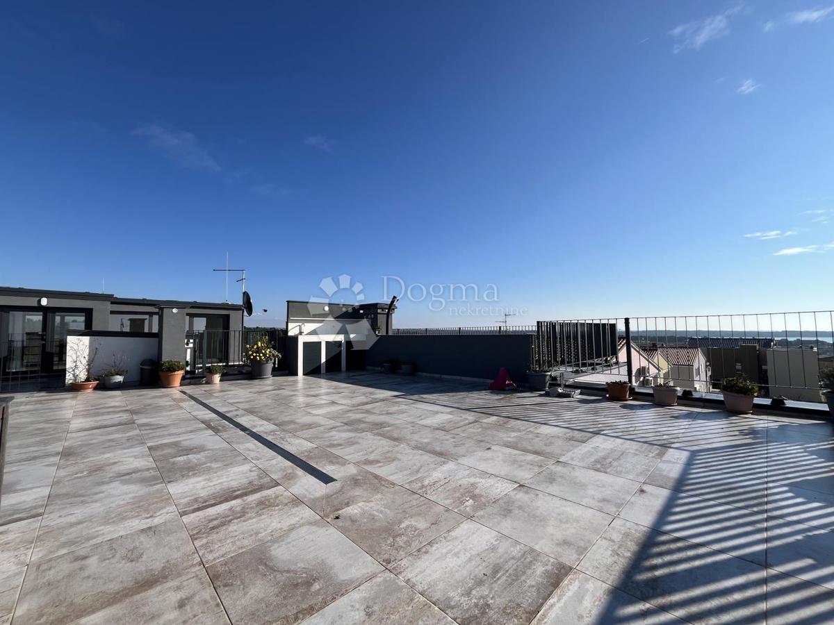 NOVIGRAD, APARTMA Z 2 TERASAMA IN 360° POGLEDOM