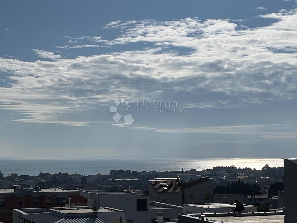 NOVIGRAD, APARTMA Z 2 TERASAMA IN 360° POGLEDOM