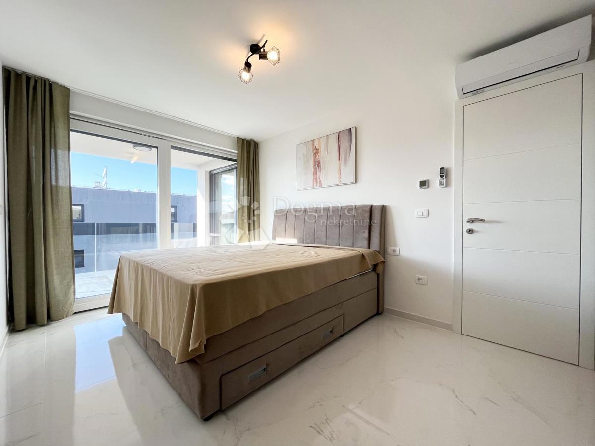 NOVIGRAD, APARTMA Z 2 TERASAMA IN 360° POGLEDOM