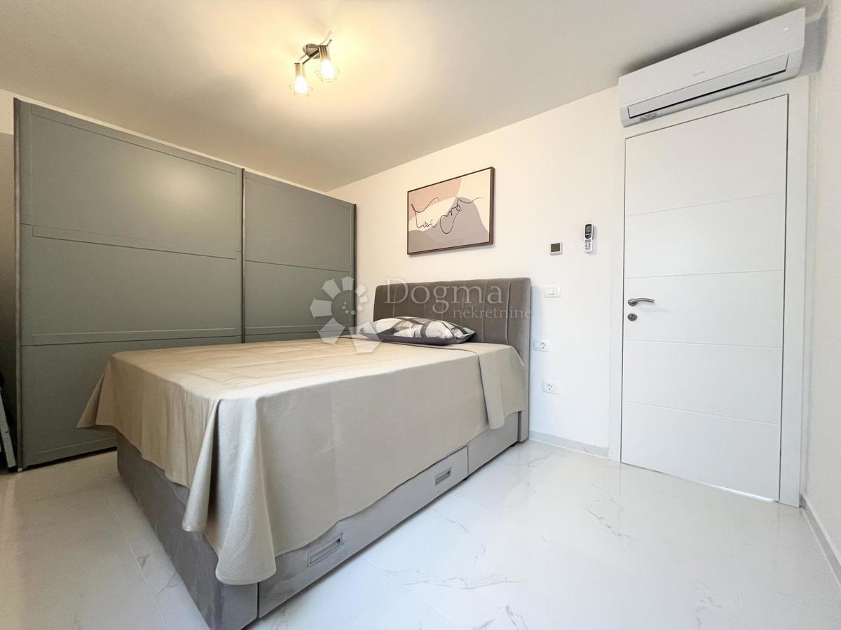 NOVIGRAD, APARTMA Z 2 TERASAMA IN 360° POGLEDOM