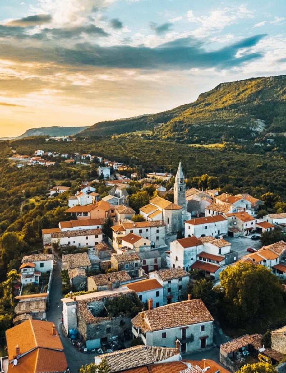 Zazidljivo zemljišče Roč, Buzet, 560m2