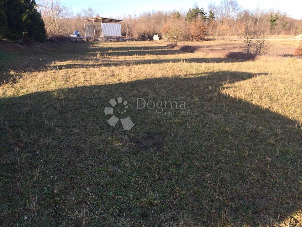 Zemljišče Orič, Pićan, 1.650m2