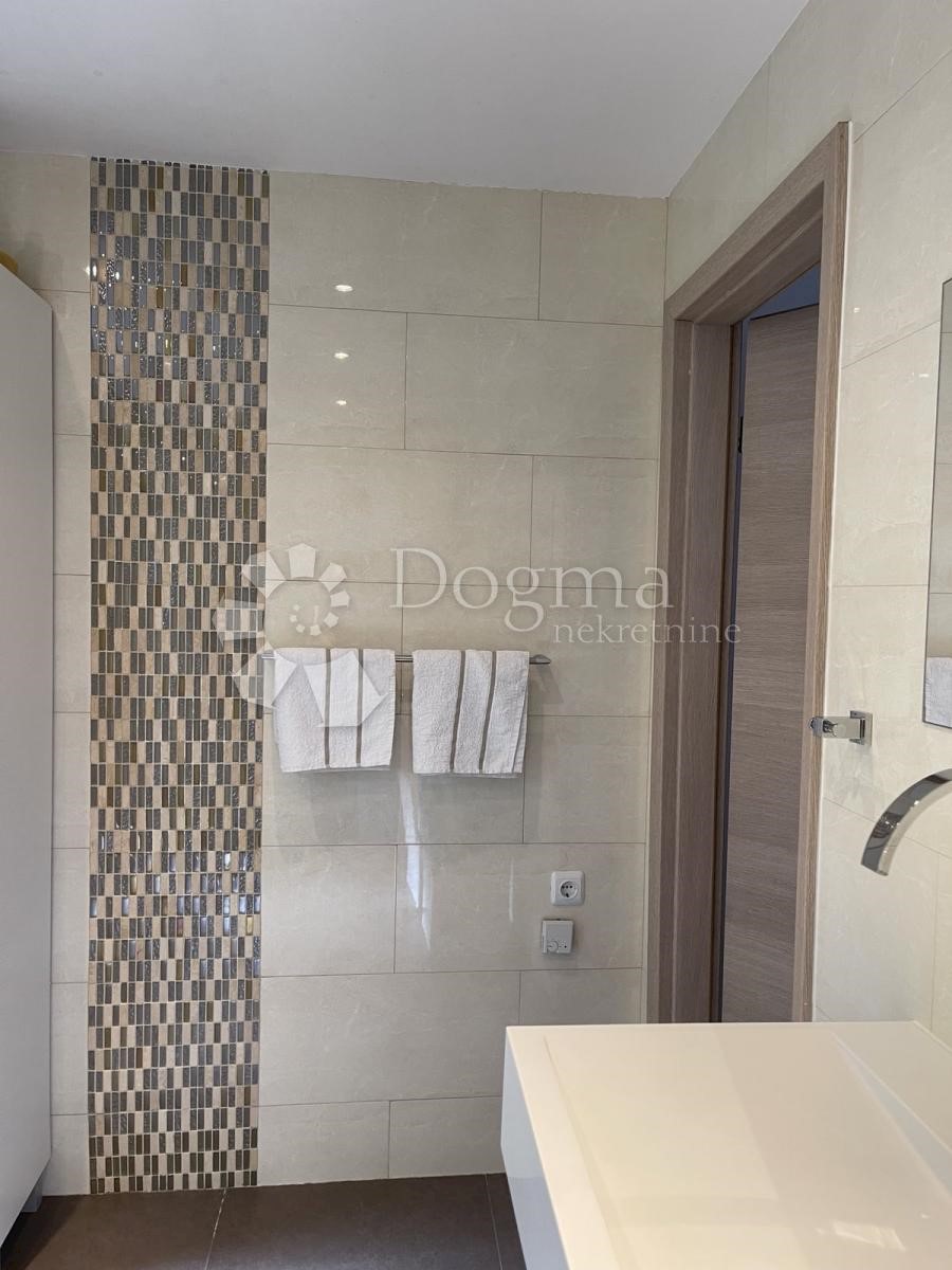 Stanovanje Malinska, Malinska-Dubašnica, 85m2