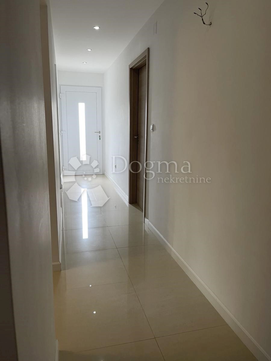 Stanovanje Malinska, Malinska-Dubašnica, 85m2