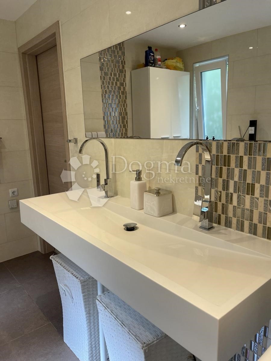 Stanovanje Malinska, Malinska-Dubašnica, 85m2