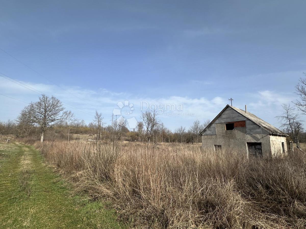 Zemljišče Perušić, 30.000m2