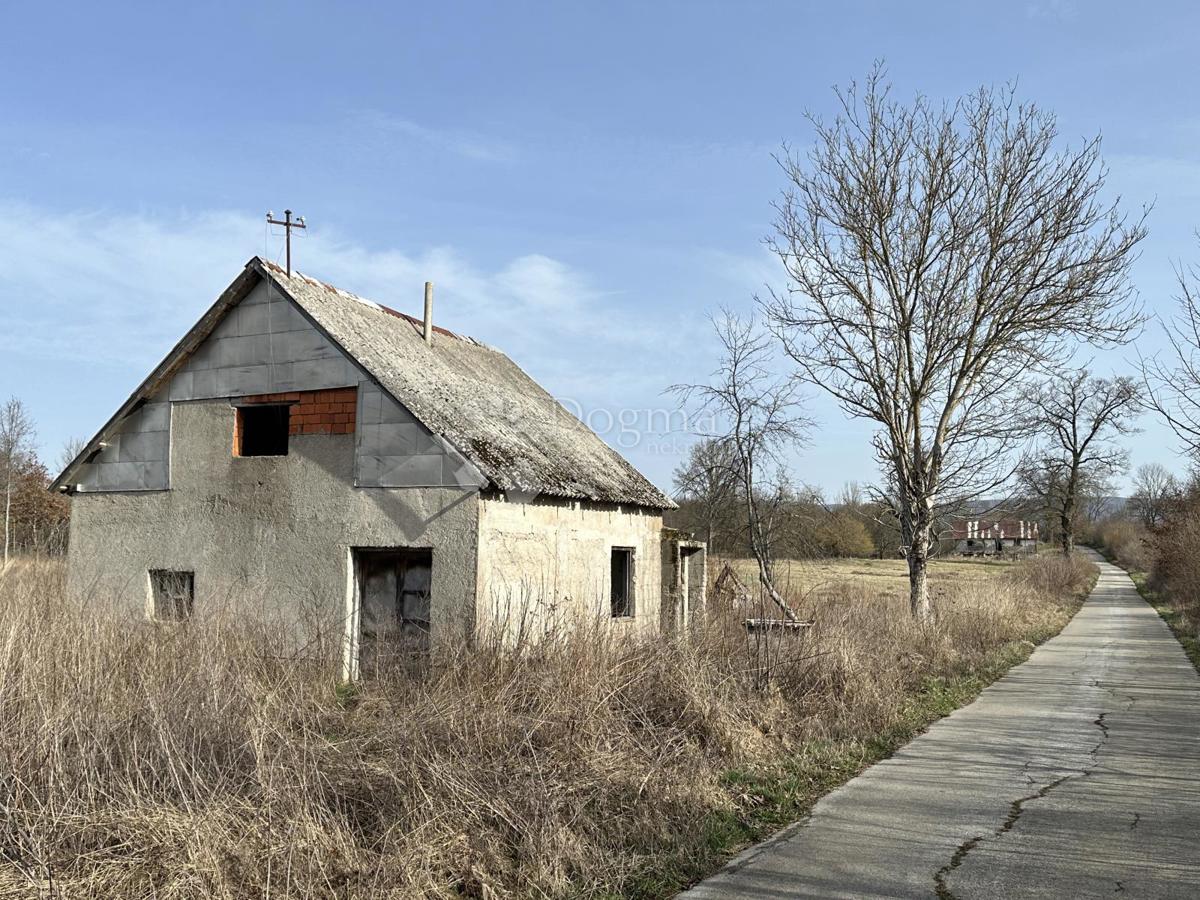 Zemljišče Perušić, 30.000m2