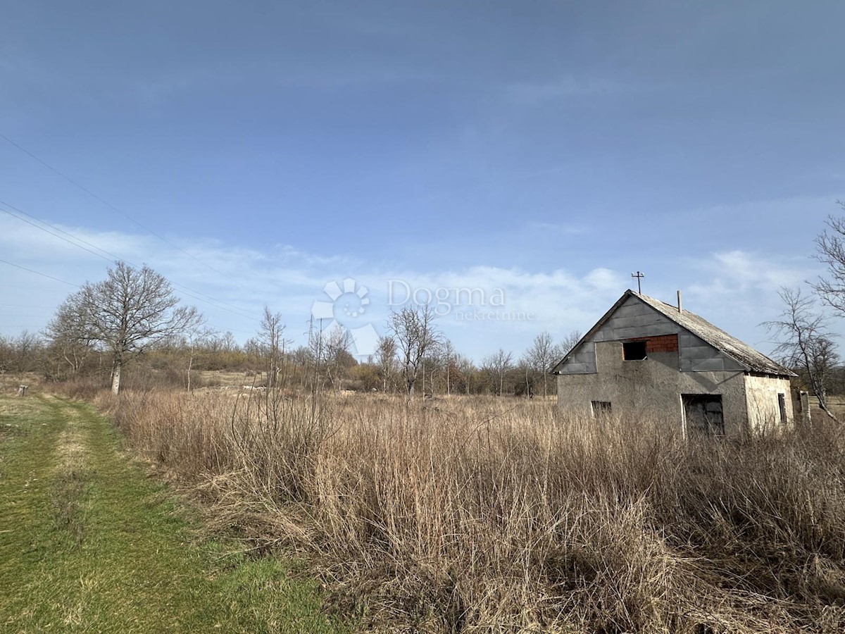 Zemljišče Perušić, 30.000m2