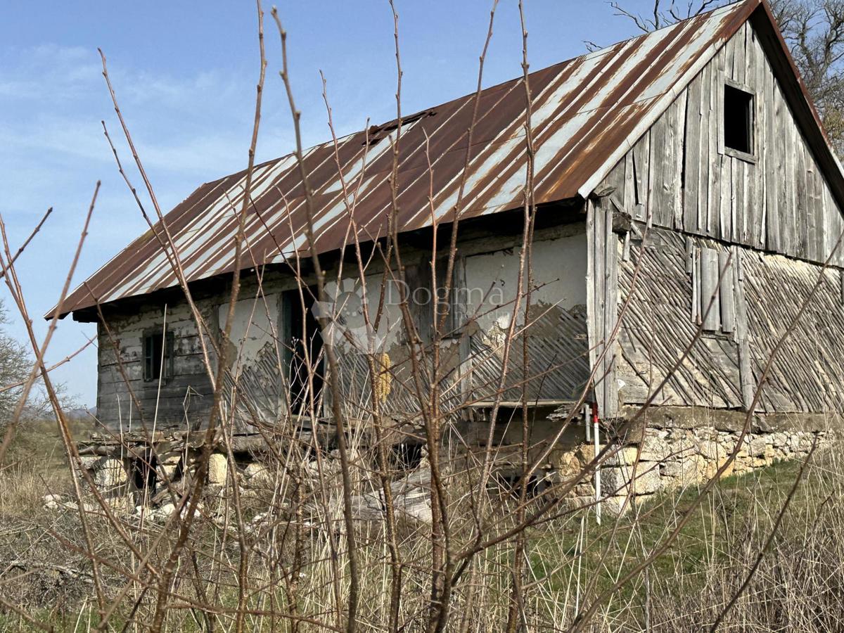 Zemljišče Perušić, 30.000m2