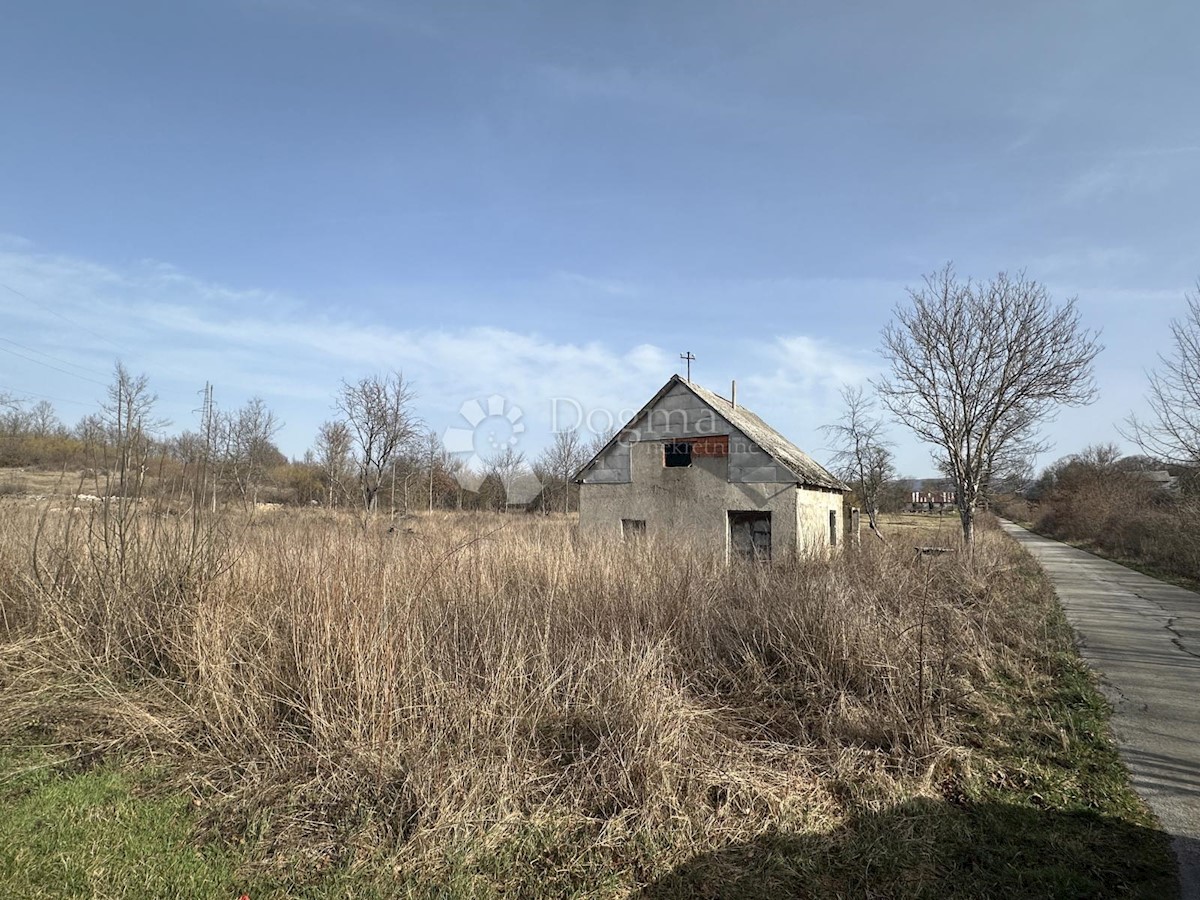 Zemljišče Perušić, 30.000m2