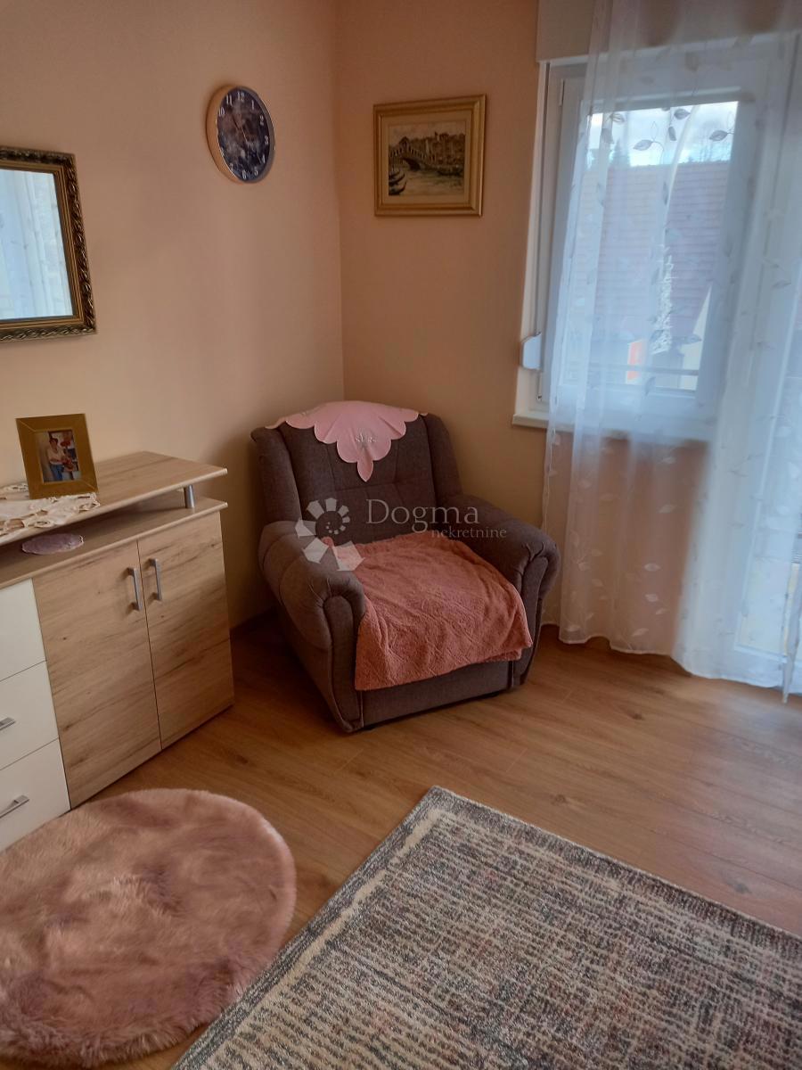 Vrbovsko, stanovanje z garažo in konobo
