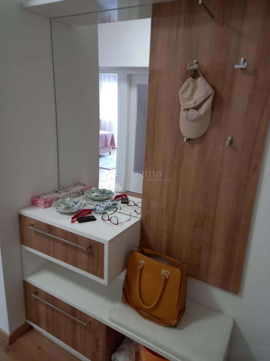 Vrbovsko, stanovanje z garažo in konobo