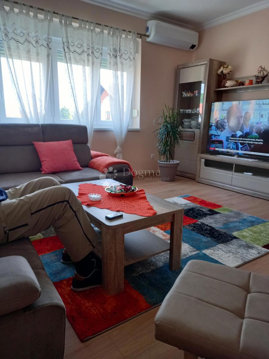 Vrbovsko, stanovanje z garažo in konobo