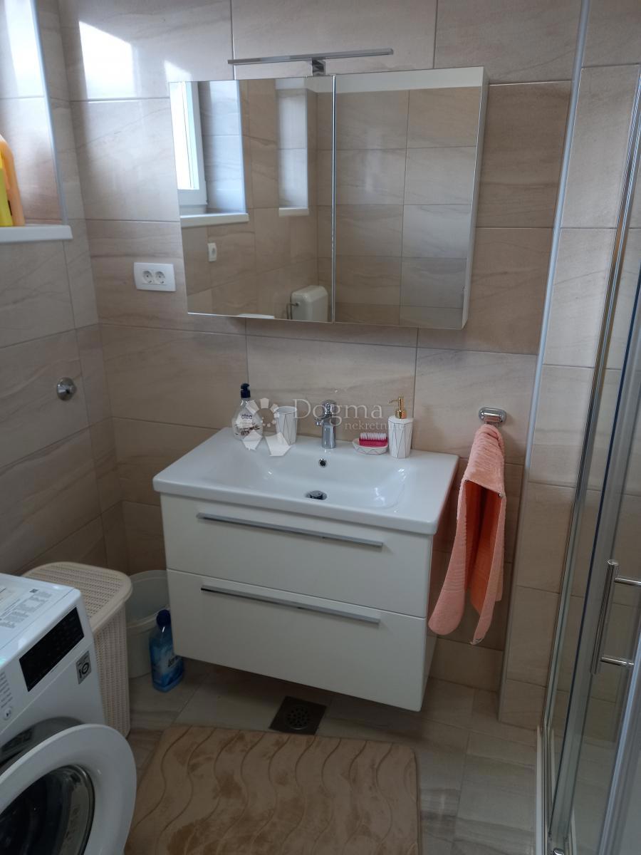 Vrbovsko, stanovanje z garažo in konobo