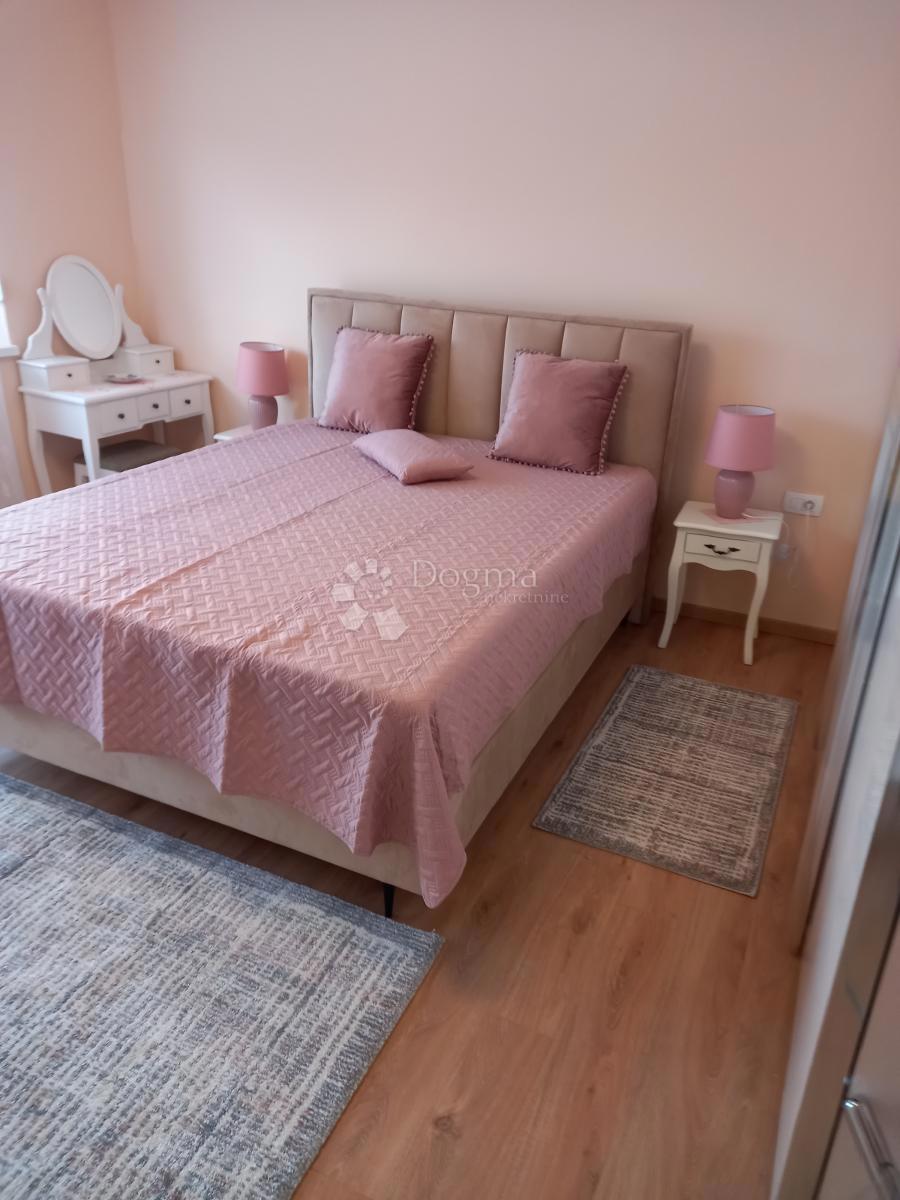 Vrbovsko, stanovanje z garažo in konobo