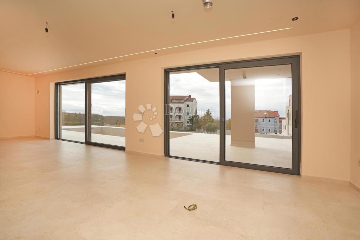 MODERNA VILA Z BAZENOM V NASELJU PRI POREČU