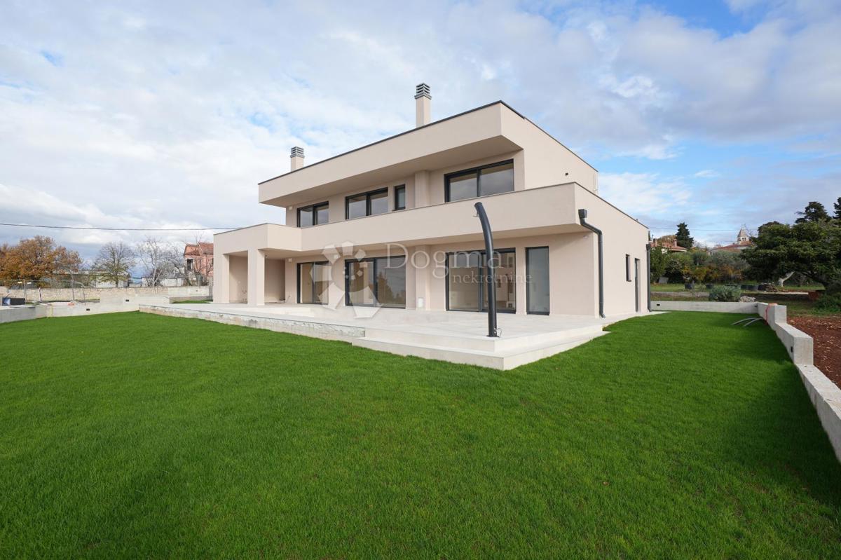 MODERNA VILA Z BAZENOM V NASELJU PRI POREČU