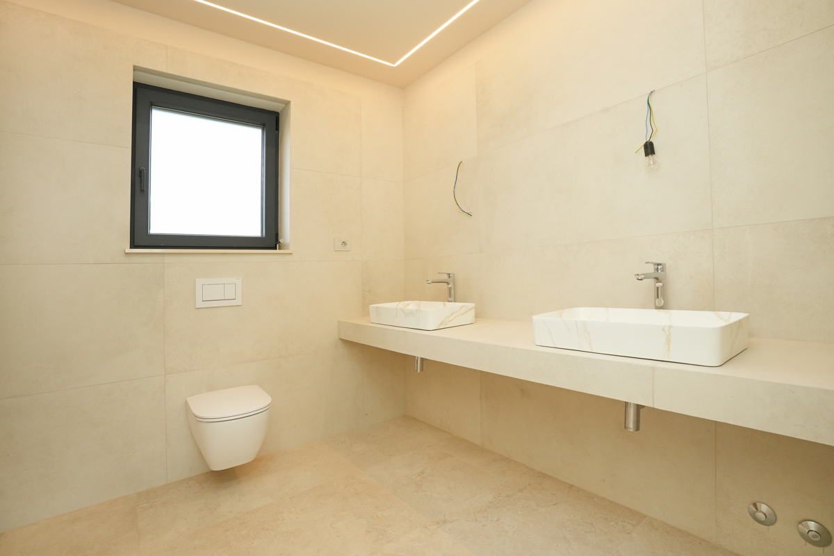 MODERNA VILA Z BAZENOM V NASELJU PRI POREČU