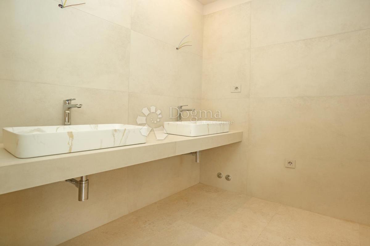 MODERNA VILA Z BAZENOM V NASELJU PRI POREČU