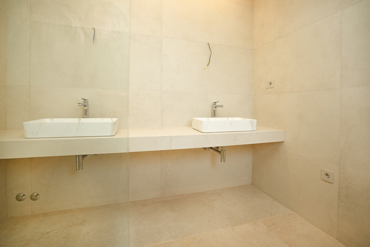 MODERNA VILA Z BAZENOM V NASELJU PRI POREČU