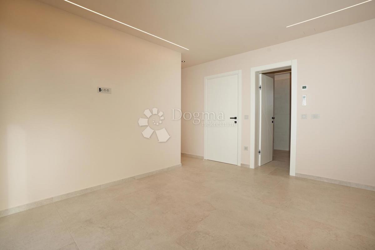 MODERNA VILA Z BAZENOM V NASELJU PRI POREČU