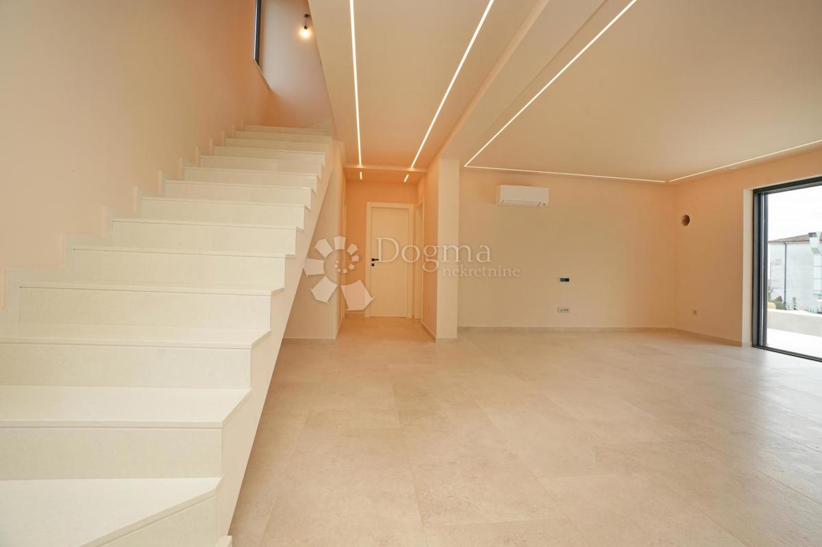 MODERNA VILA Z BAZENOM V NASELJU PRI POREČU