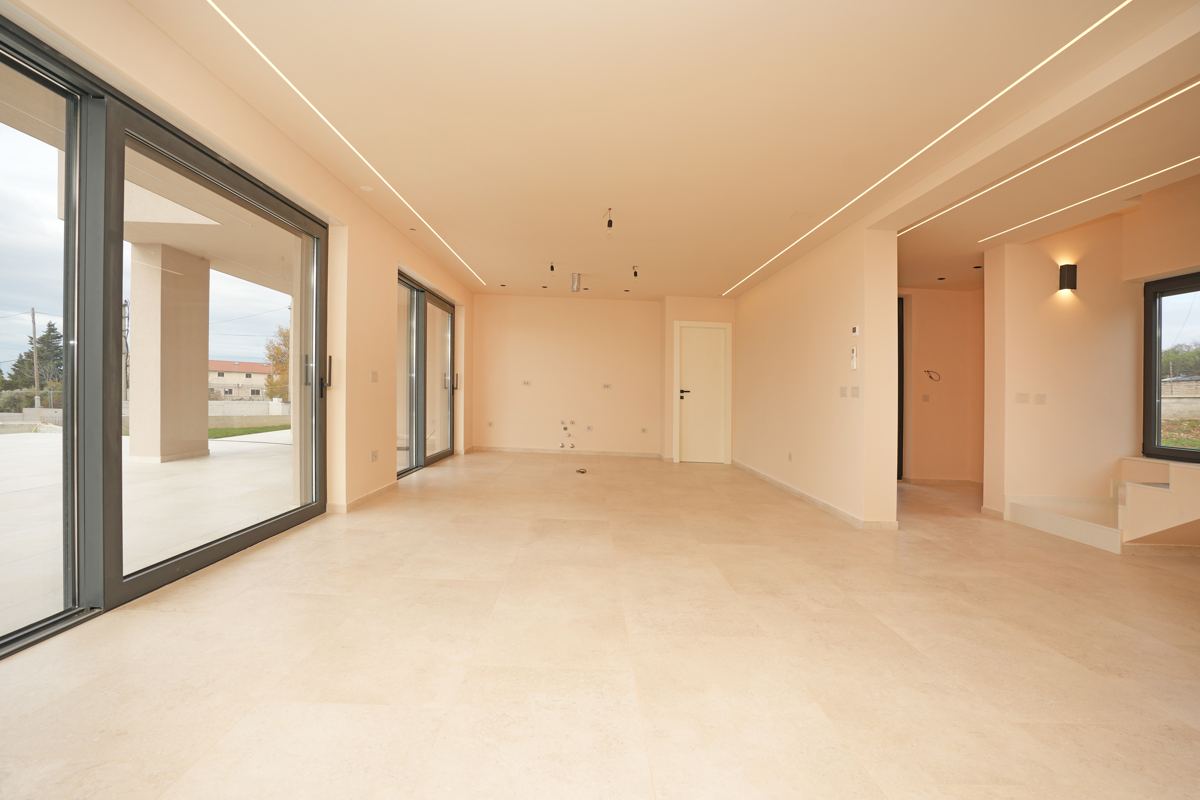 MODERNA VILA Z BAZENOM V NASELJU PRI POREČU