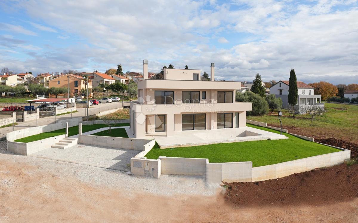 MODERNA VILA Z BAZENOM V NASELJU PRI POREČU