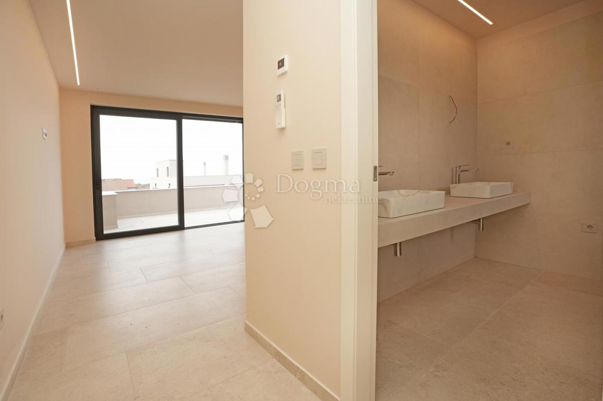 MODERNA VILA Z BAZENOM V NASELJU PRI POREČU