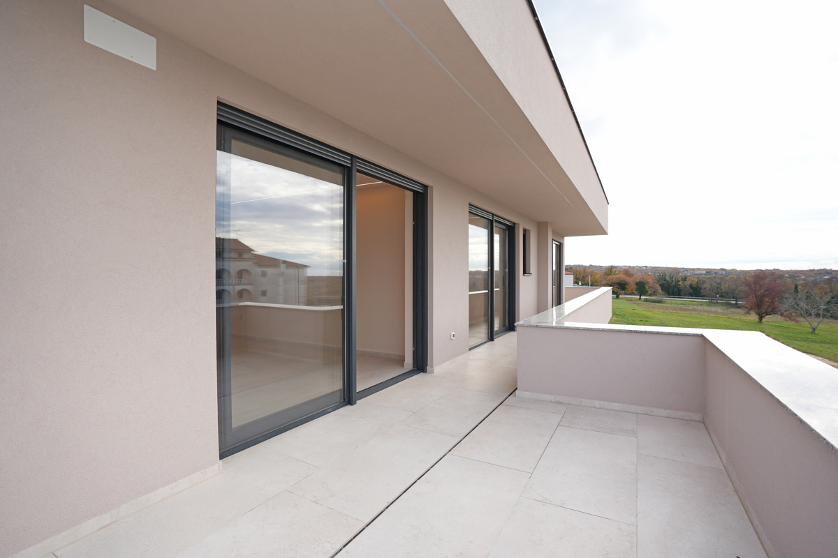 MODERNA VILA Z BAZENOM V NASELJU PRI POREČU