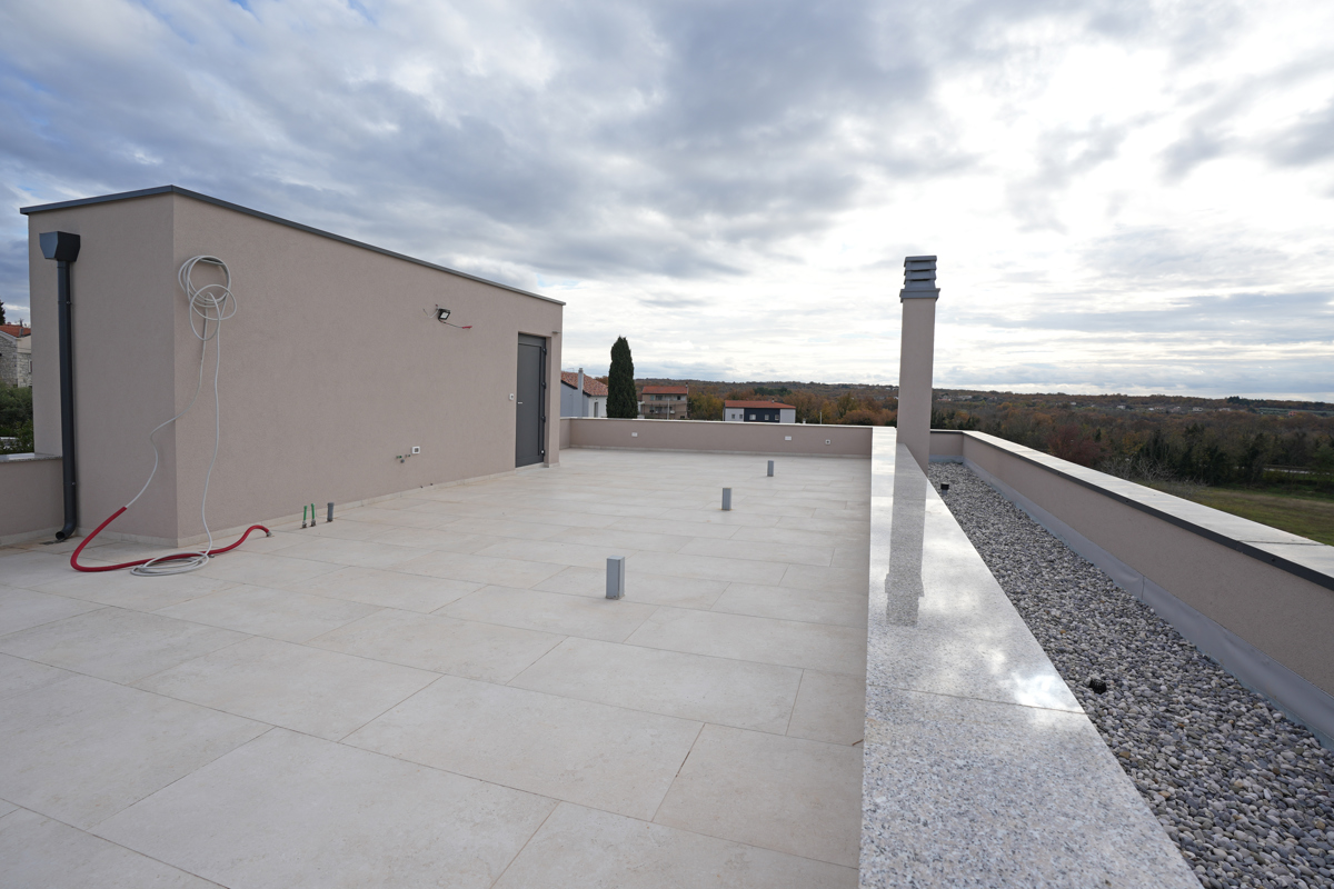 MODERNA VILA Z BAZENOM V NASELJU PRI POREČU