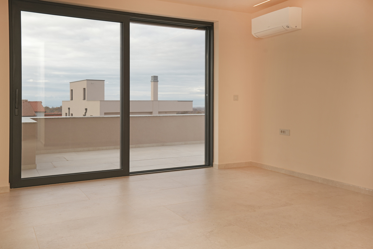 MODERNA VILA Z BAZENOM V NASELJU PRI POREČU