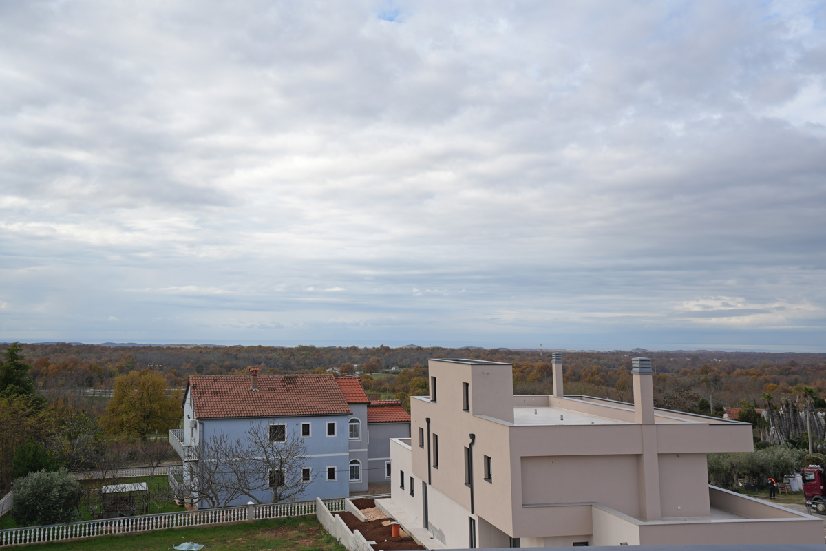 MODERNA VILA Z BAZENOM V NASELJU PRI POREČU