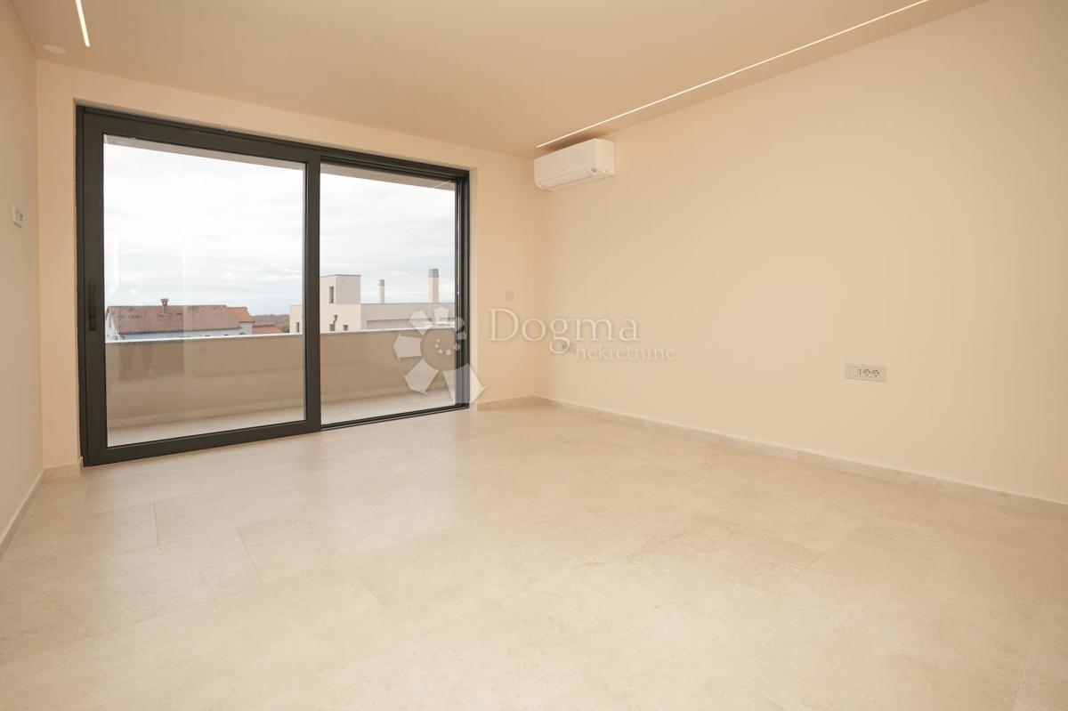 MODERNA VILA Z BAZENOM V NASELJU PRI POREČU