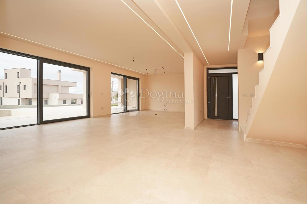 MODERNA VILA Z BAZENOM V NASELJU PRI POREČU