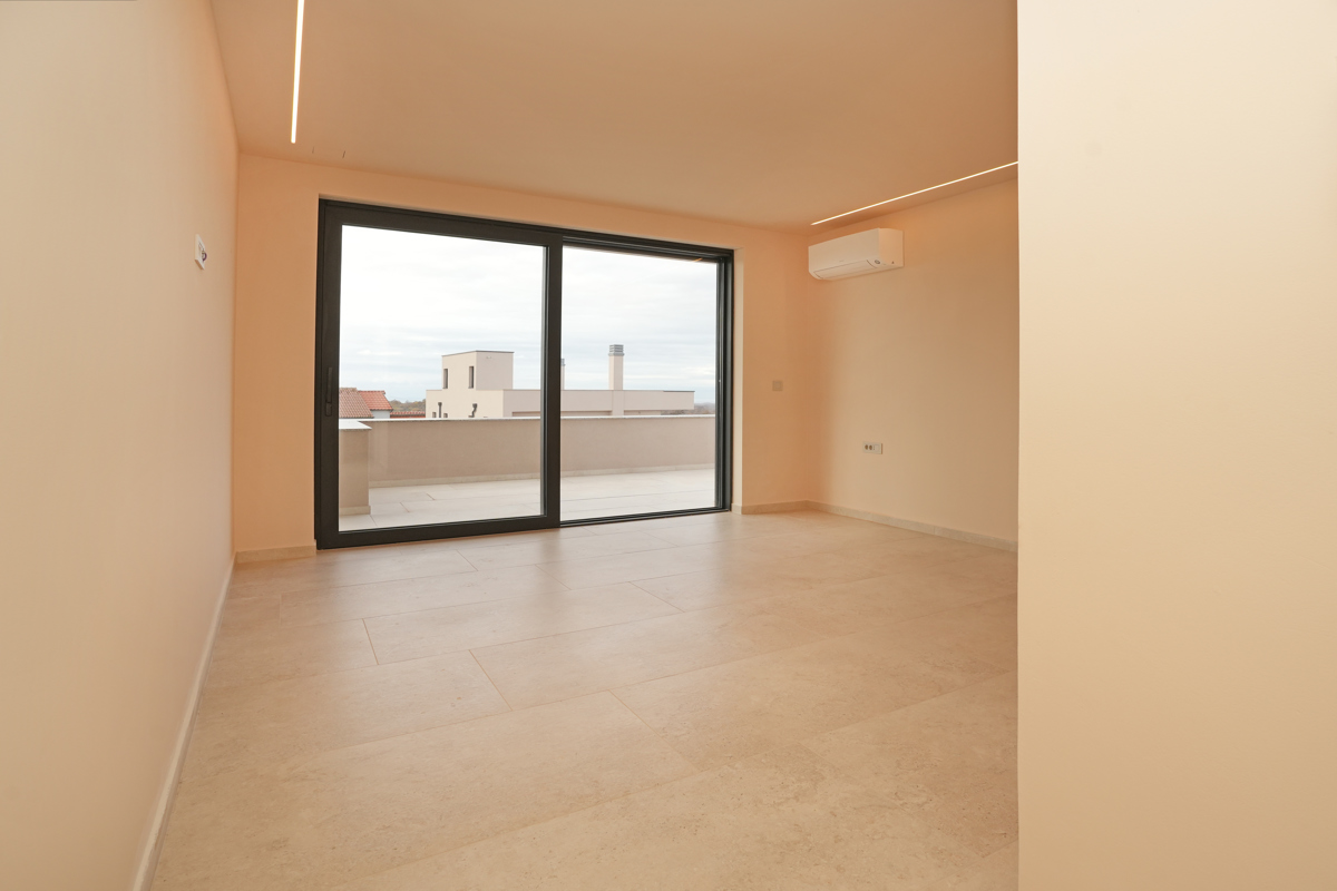 MODERNA VILA Z BAZENOM V NASELJU PRI POREČU