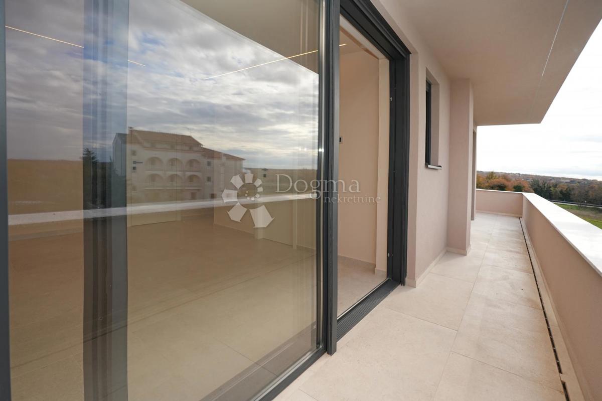 MODERNA VILA Z BAZENOM V NASELJU PRI POREČU