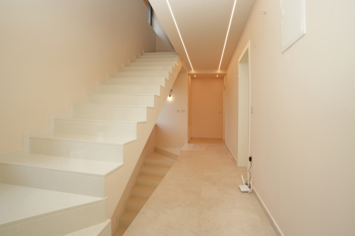 MODERNA VILA Z BAZENOM V NASELJU PRI POREČU