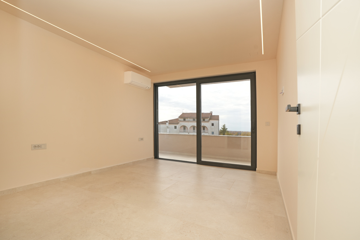 MODERNA VILA Z BAZENOM V NASELJU PRI POREČU