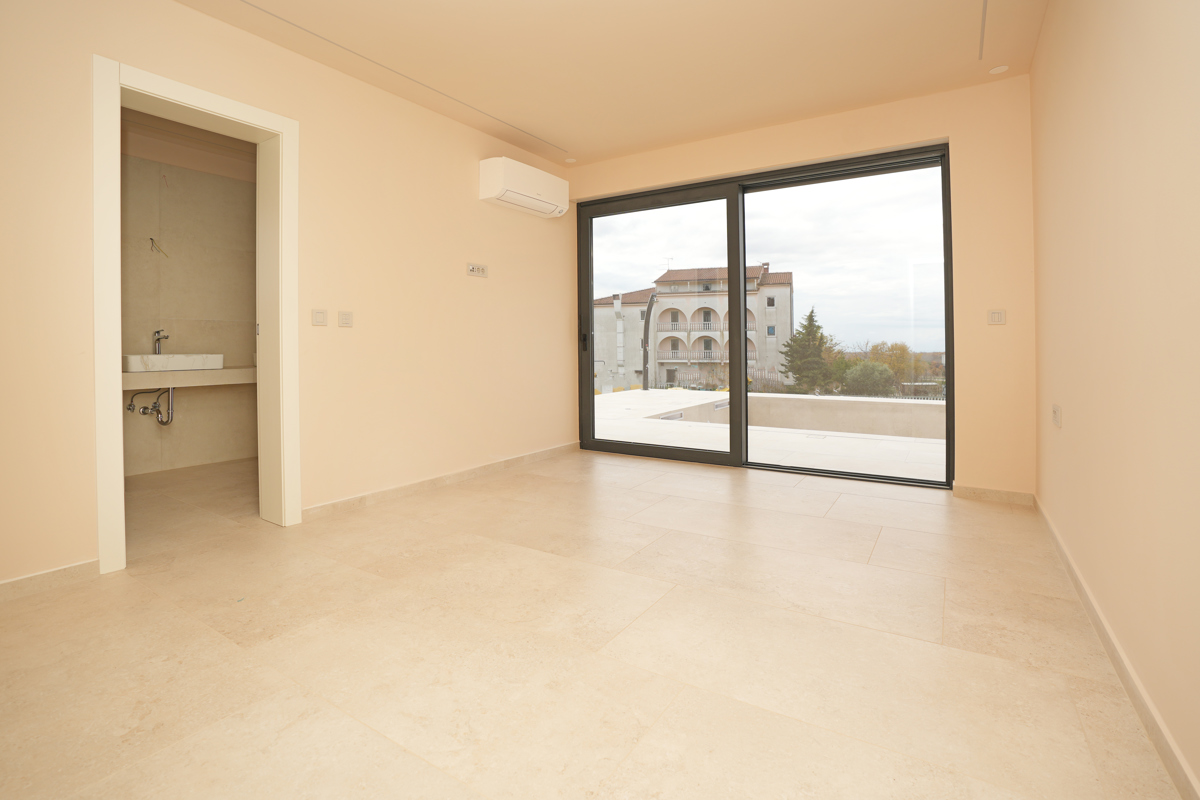 MODERNA VILA Z BAZENOM V NASELJU PRI POREČU