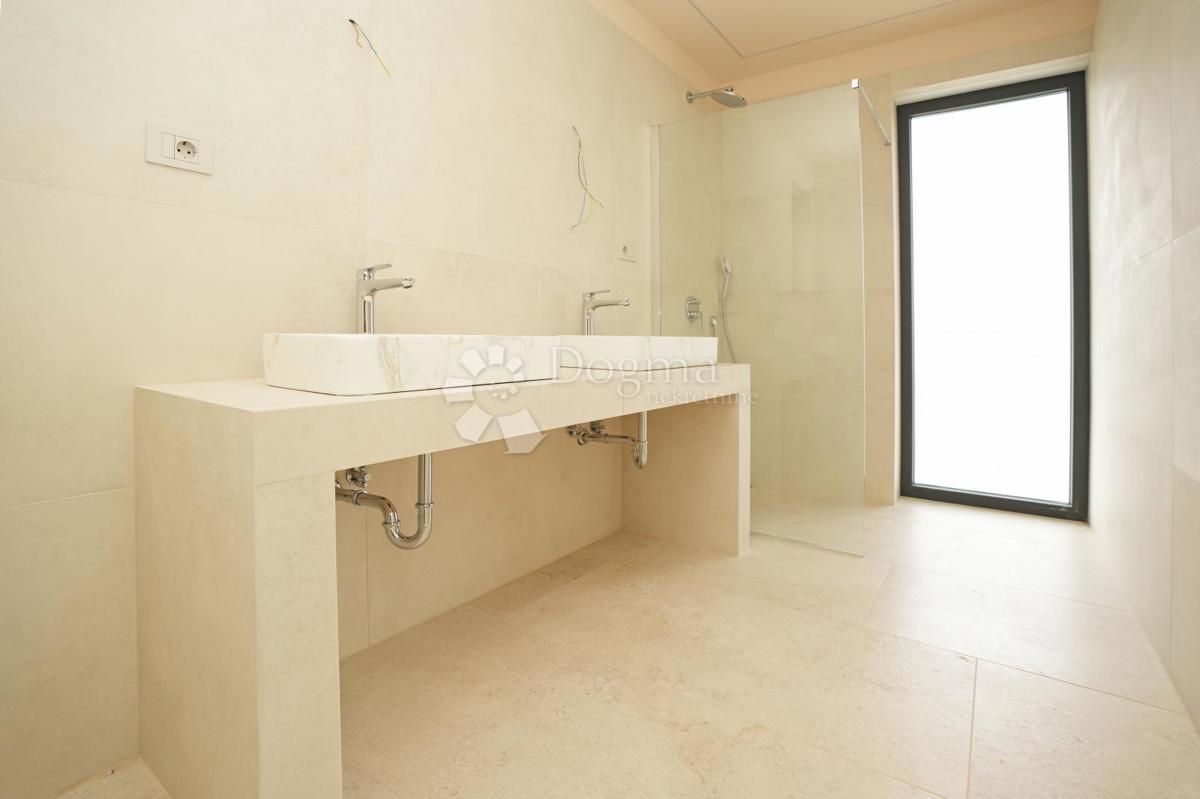 MODERNA VILA Z BAZENOM V NASELJU PRI POREČU