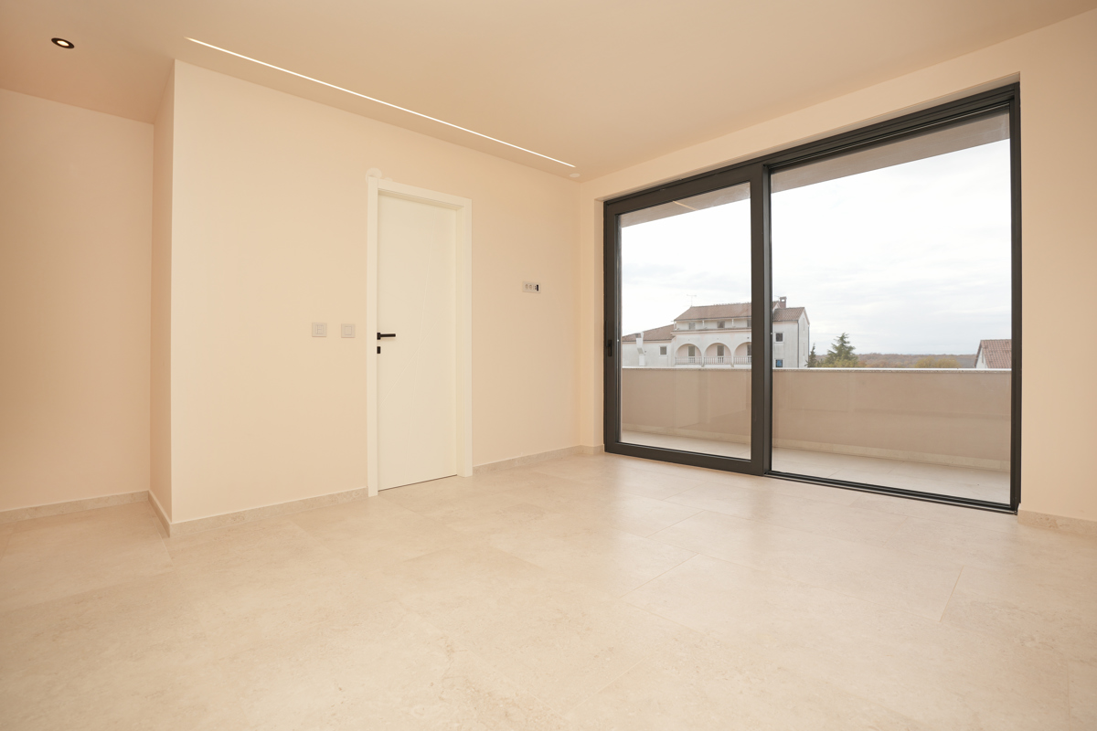 MODERNA VILA Z BAZENOM V NASELJU PRI POREČU