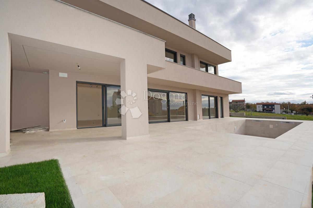MODERNA VILA Z BAZENOM V NASELJU PRI POREČU