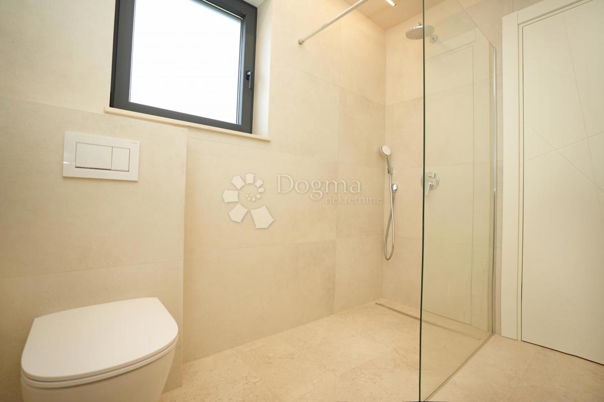 MODERNA VILA Z BAZENOM V NASELJU PRI POREČU