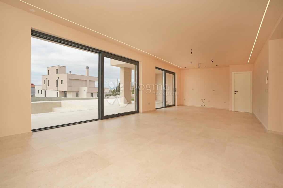 MODERNA VILA Z BAZENOM V NASELJU PRI POREČU