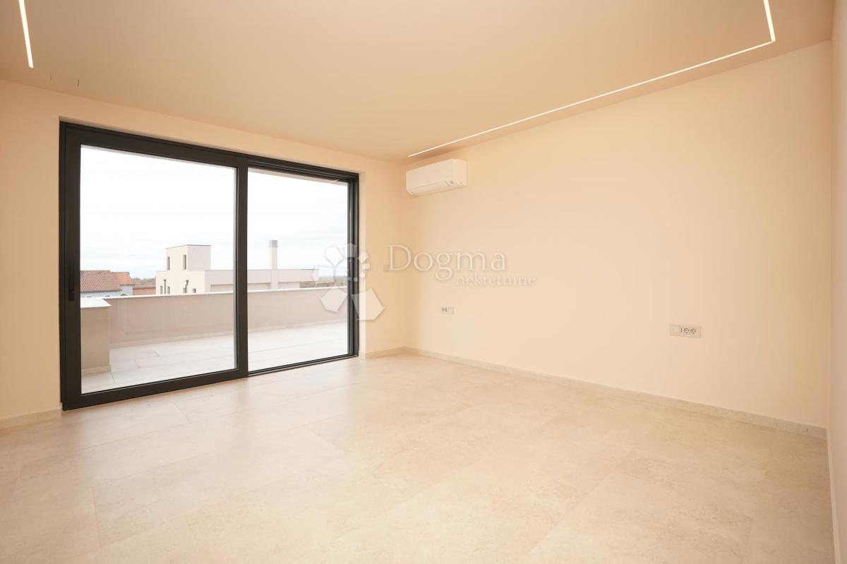 MODERNA VILA Z BAZENOM V NASELJU PRI POREČU