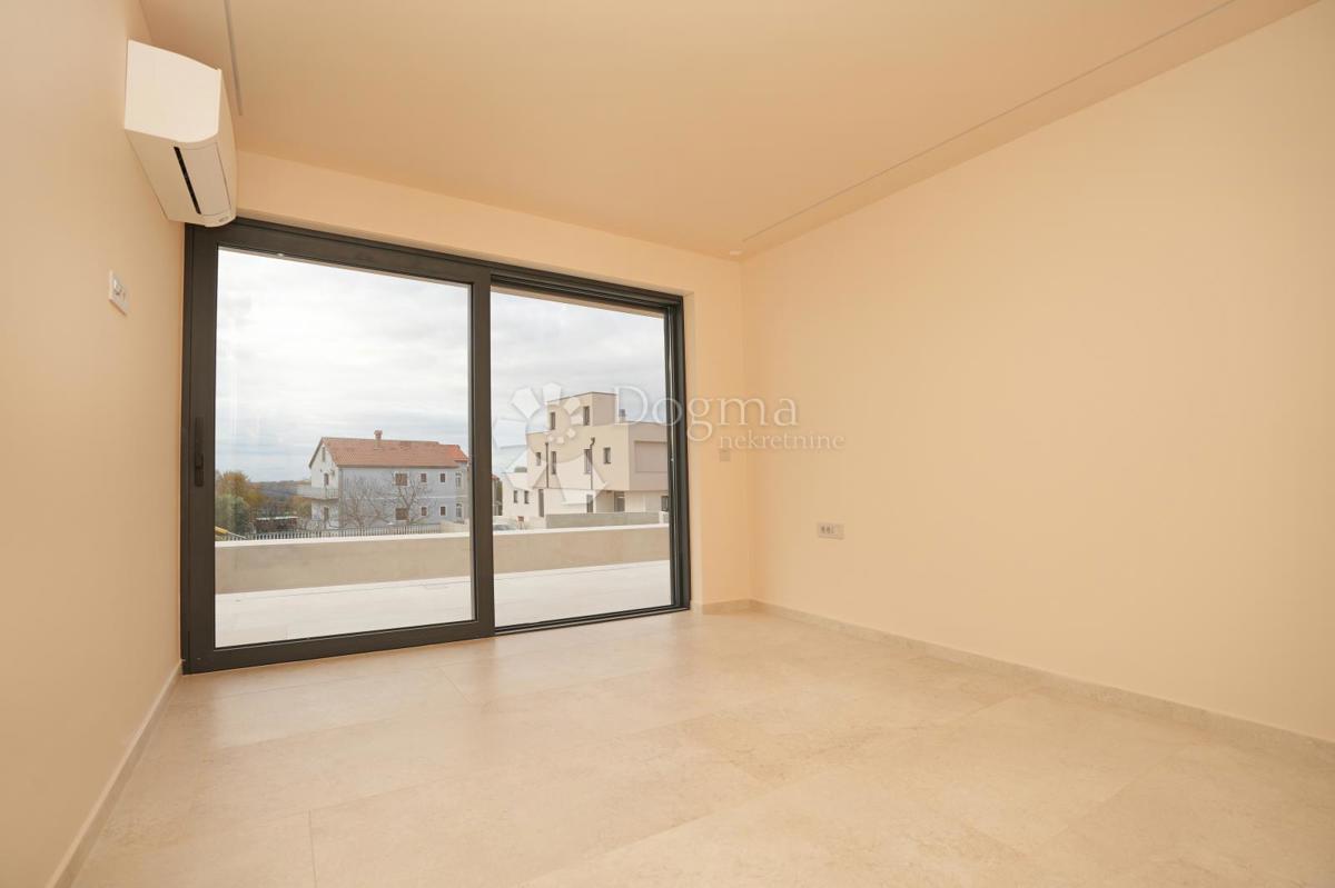 MODERNA VILA Z BAZENOM V NASELJU PRI POREČU