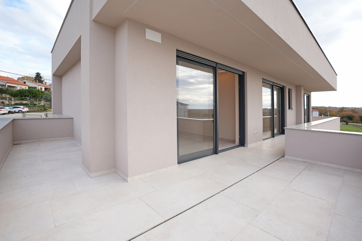 MODERNA VILA Z BAZENOM V NASELJU PRI POREČU